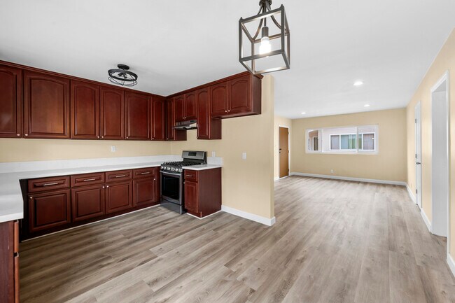 Foto del edificio - 4317 W 120th St