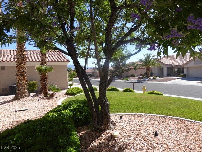 Building Photo - 2545 Youngdale Dr