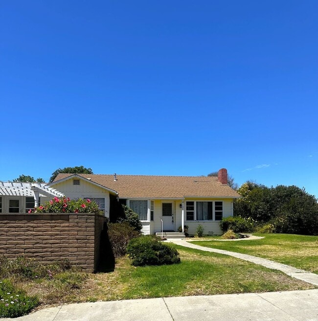 Building Photo - 707 W Cypress Ave