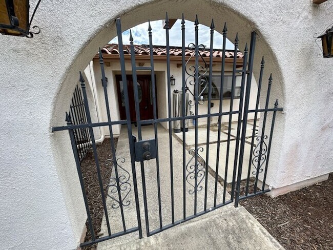 Building Photo - Beautiful home in the NW Visalia area, com...