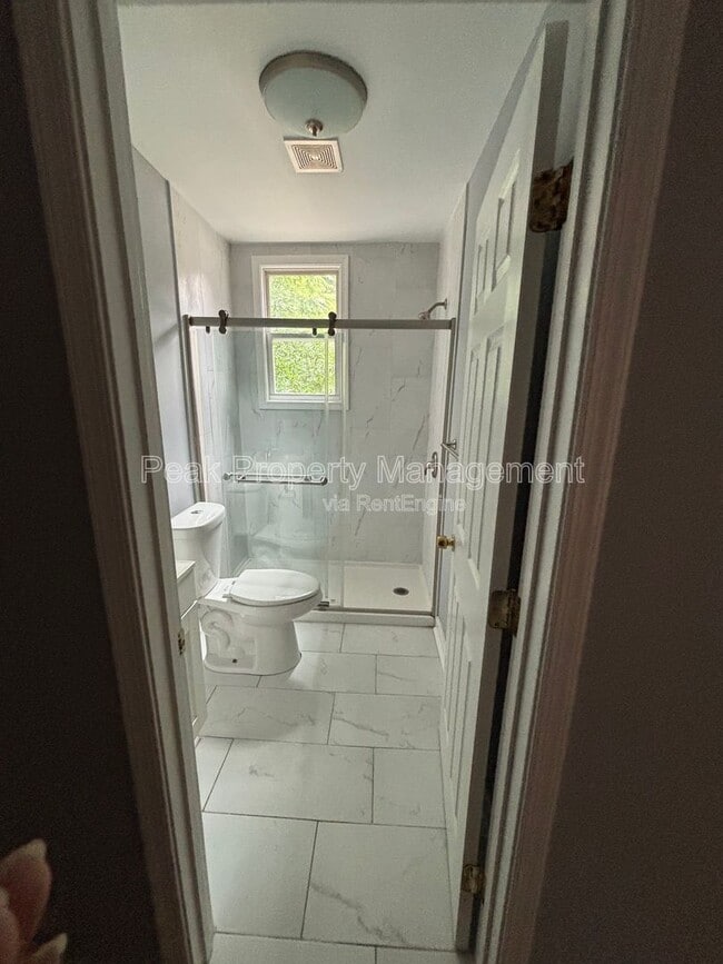 Building Photo - 2121 W Cary St