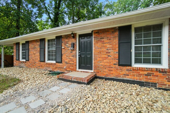 Building Photo - Perfect blend of Charm and Convenience!
