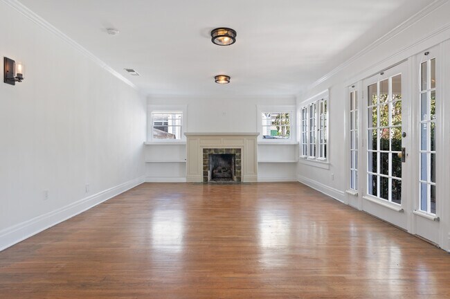 Building Photo - 1405 N Stanley Ave