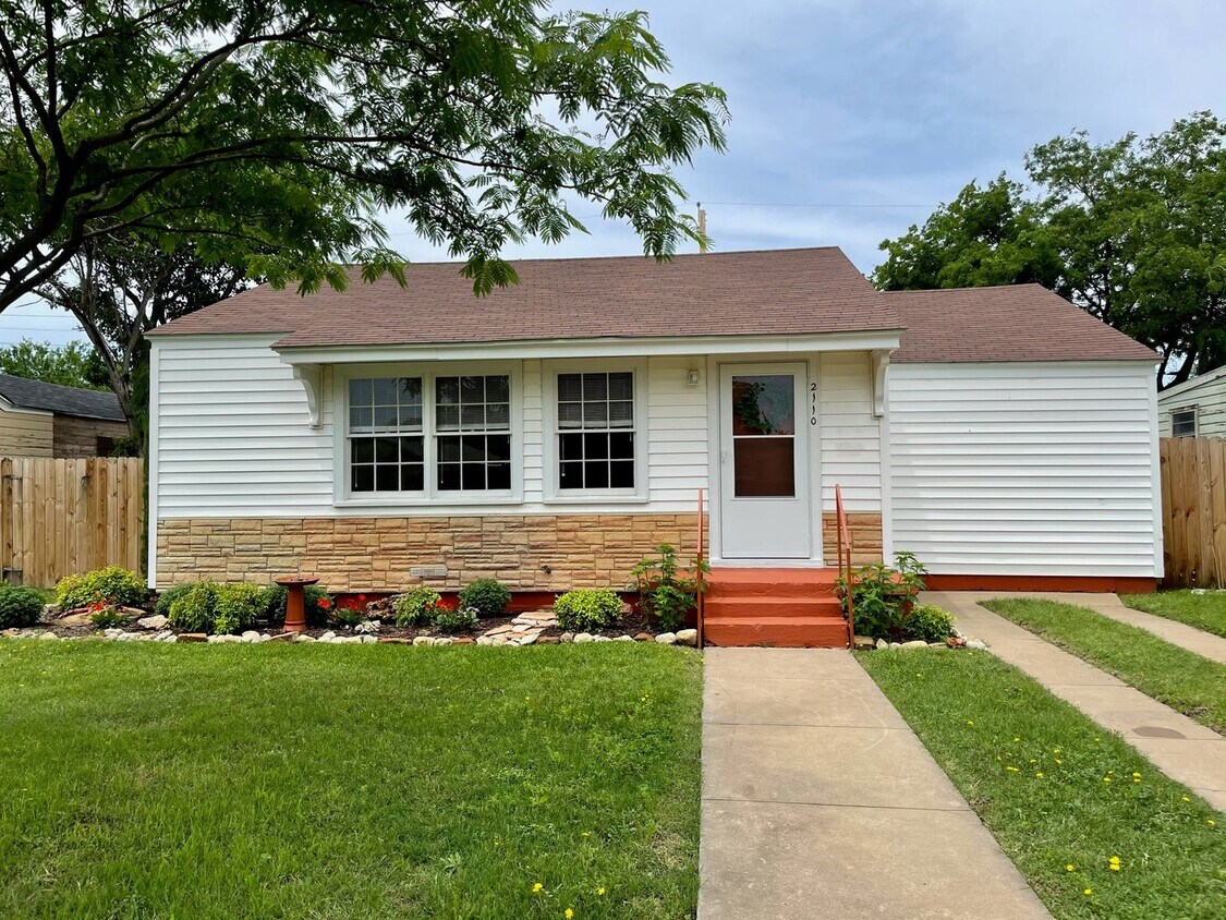 Primary Photo - 2110 Meander St