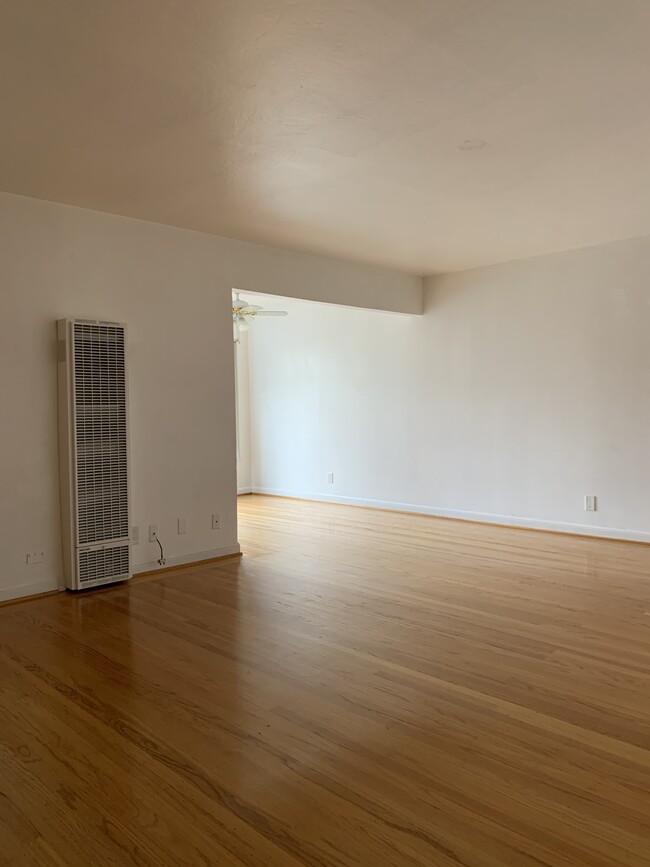 Building Photo - Bright Studio Apartment in Great Location