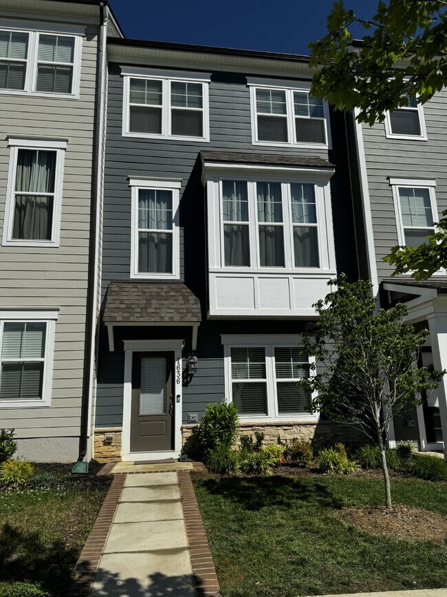 Foto del edificio - Luxurious 4-Bedroom Townhouse with 3.5 Bat...