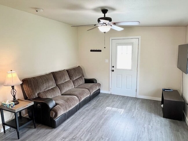 Building Photo - Furnished One Bedroom Single Family Home