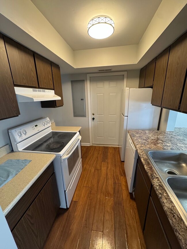 Foto del edificio - 5028 Woodmark Dr