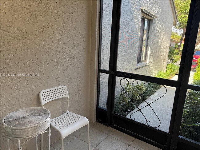 Foto del edificio - 8200 Whispering Palm Dr