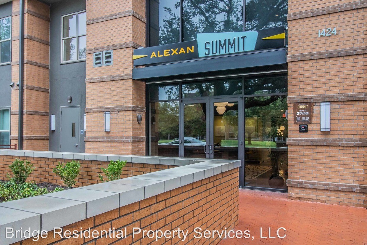 Primary Photo - 1484 Summit Ave
