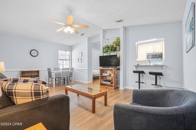 Foto del edificio - 17462 Front Beach Rd