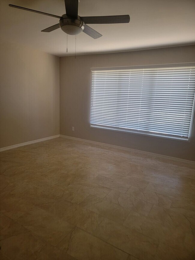 Building Photo - Beautifully remodeled townhouse