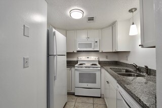 Building Photo - 308 Miracle Strip Pkwy SW