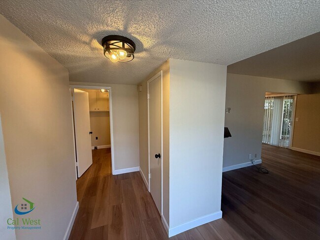 Foto del edificio - 5863/5865 Hillview Ave.