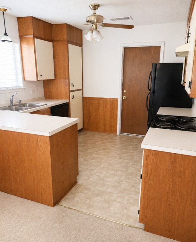 Foto del edificio - AVAILABE MID MAY; APPLY TODAY AT OUR WEBSITE!!