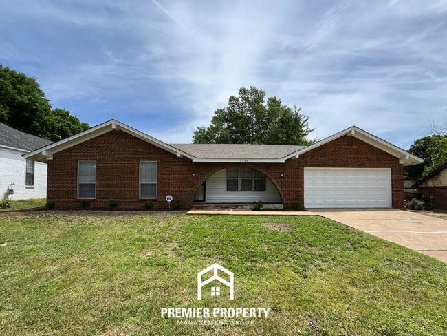 NEWLY RENOVATED 3BR/2BA in Whitehaven | Hardwood Floors, Fireplace & 2-Car Garage - NEWLY RENOVATED 3BR/2BA in Whitehaven | Hardwood Floors, Fireplace & 2-Car Garage House