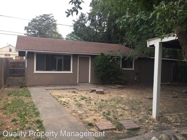 Foto del edificio - 2 br, 1 bath House - 17 Lewis Avenue