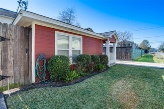 Building Photo - 910 W 9th St