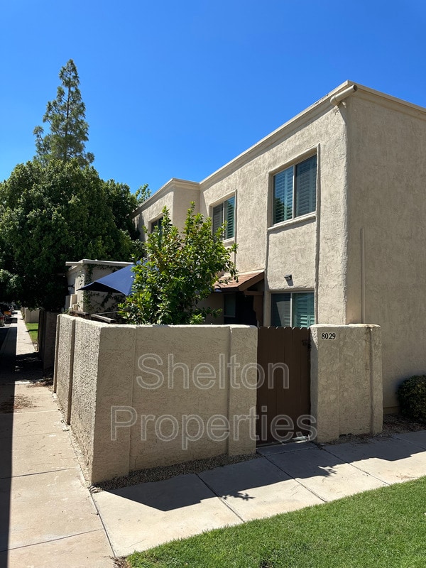 Foto del edificio - 8029 E Glenrosa Ave