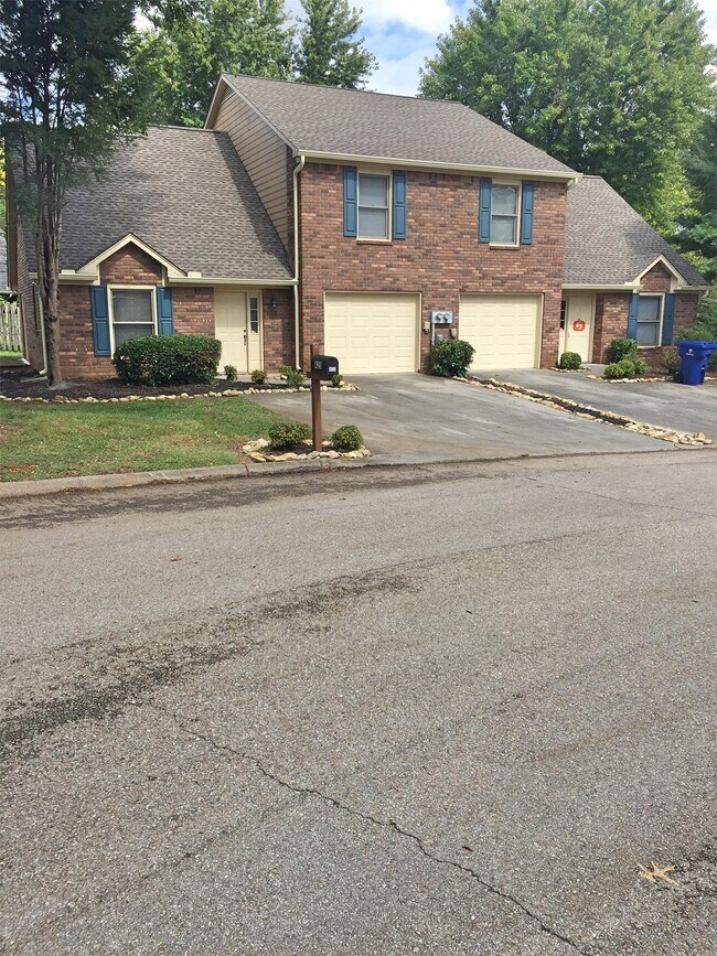 Building Photo - 425 Eagle Brook Dr