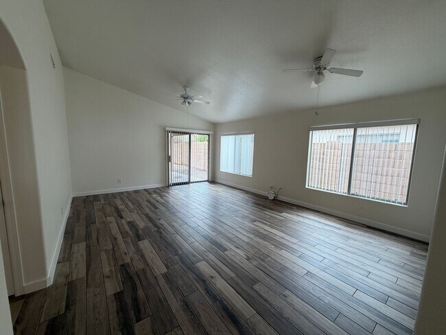 Foto del edificio - 12710 W Ash St