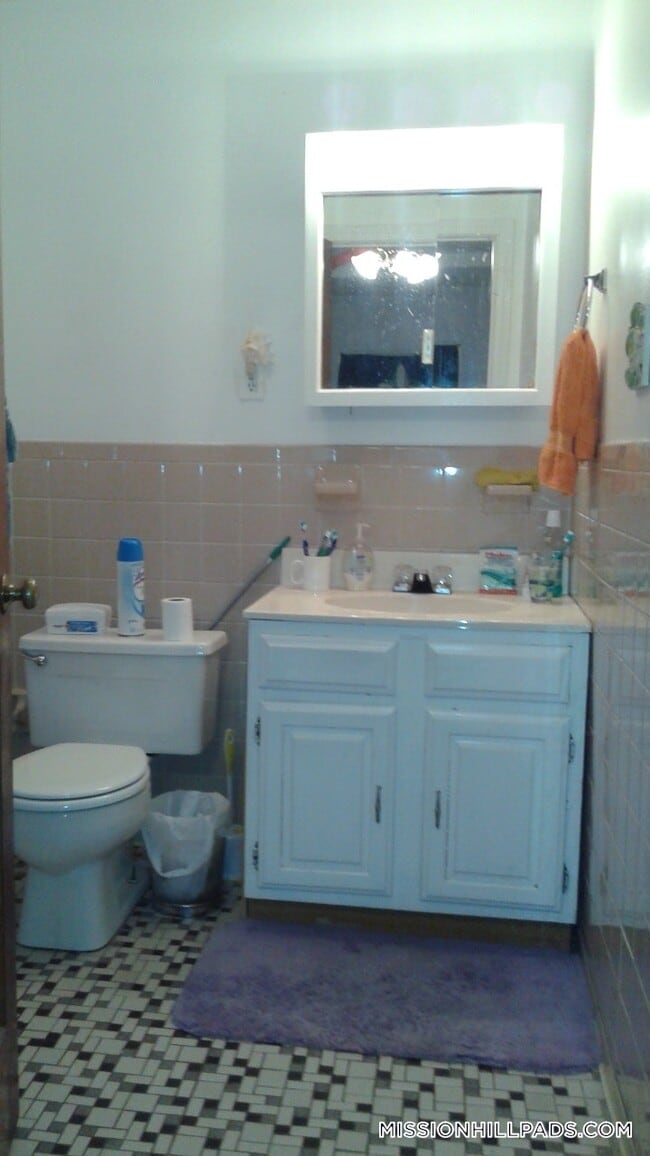 Building Photo - 40 Hillside St