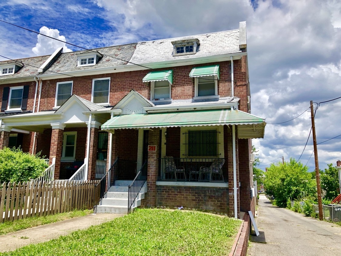 Primary Photo - 211 Farragut St NW