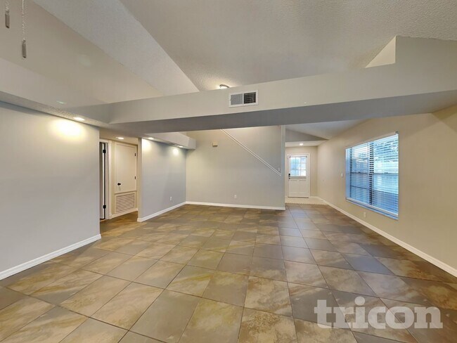 Foto del edificio - 419 E Springtree Way
