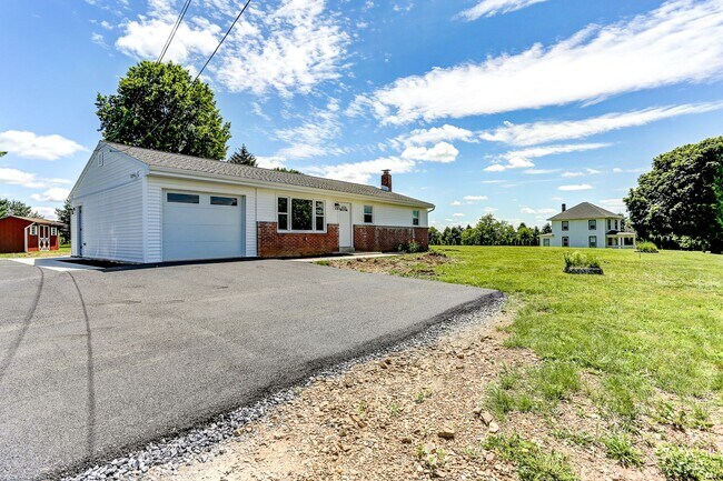 Building Photo - Beautifully remodeled 3 Bedroom.