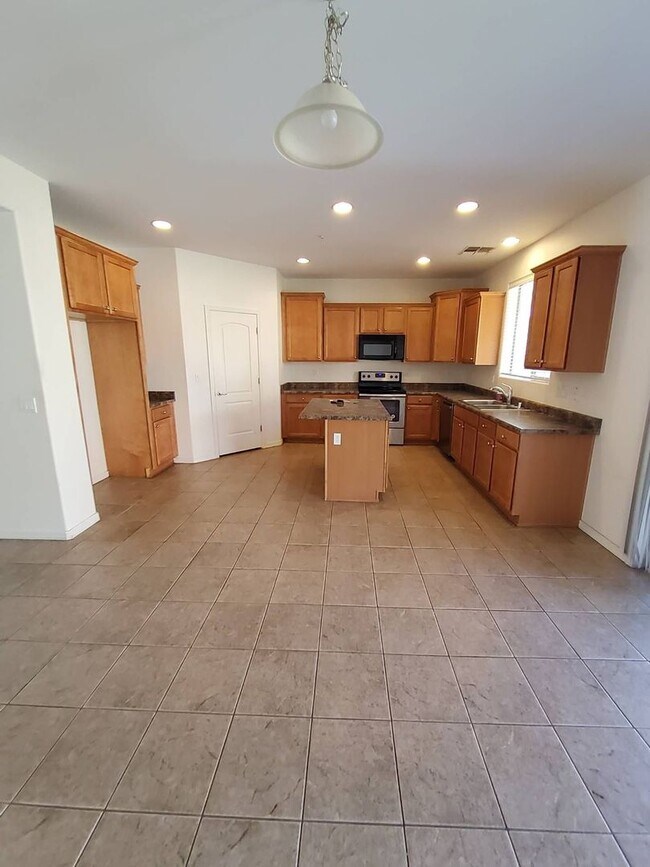 Building Photo - PEORIA 5 BEDROOM