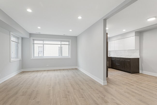 Building Photo - 2333 W Lunt Ave
