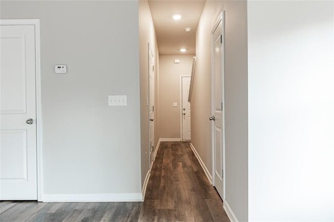 Building Photo - 9220 Golfview Cir