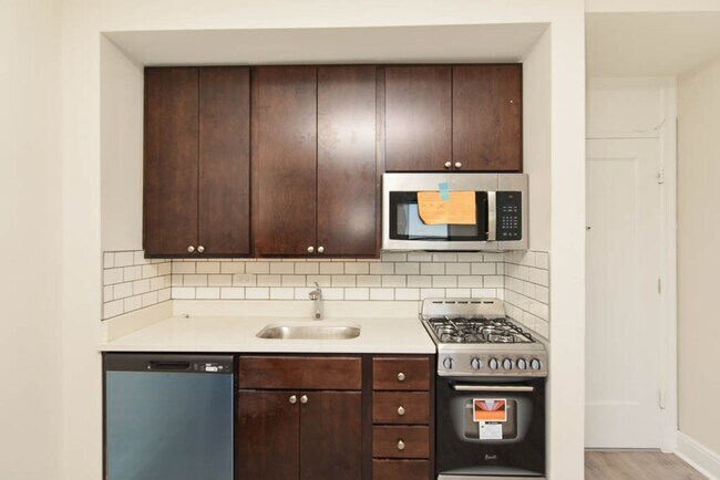 Foto del edificio - 3335 W Diversey Ave