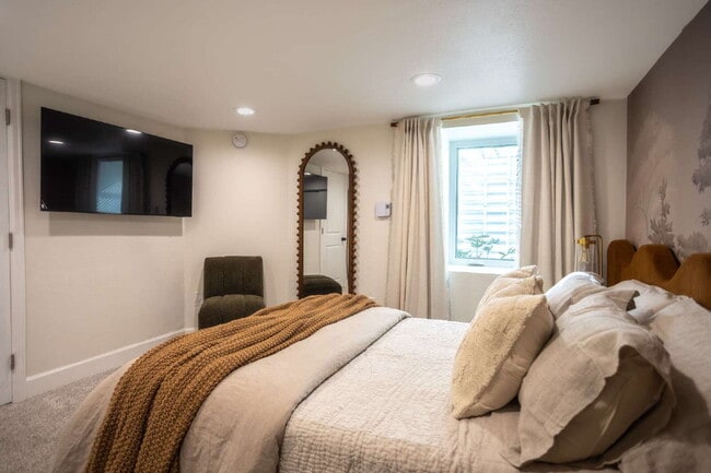 Building Photo - 300 N Inca St