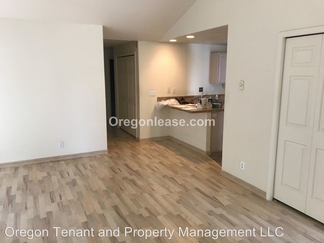 Building Photo - 750 Red Cedar Ct