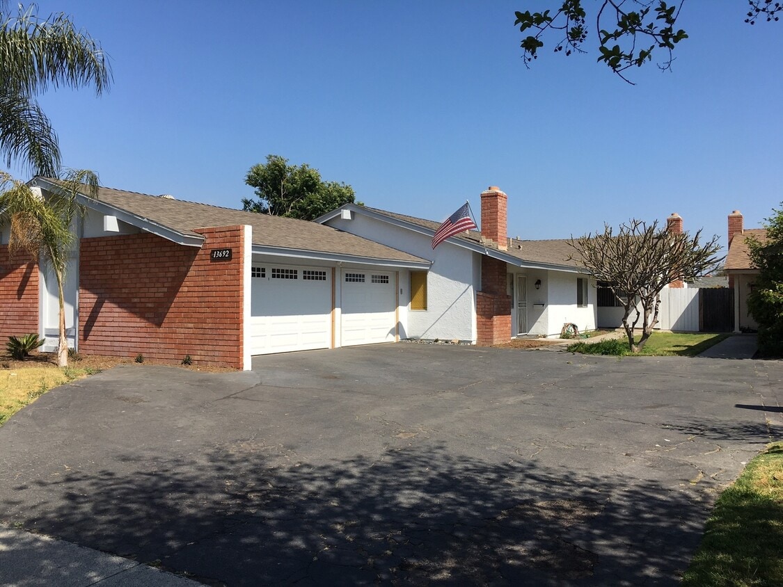 13692 Utt Dr Unit B, Tustin, CA 92780 Room for Rent in Tustin, CA