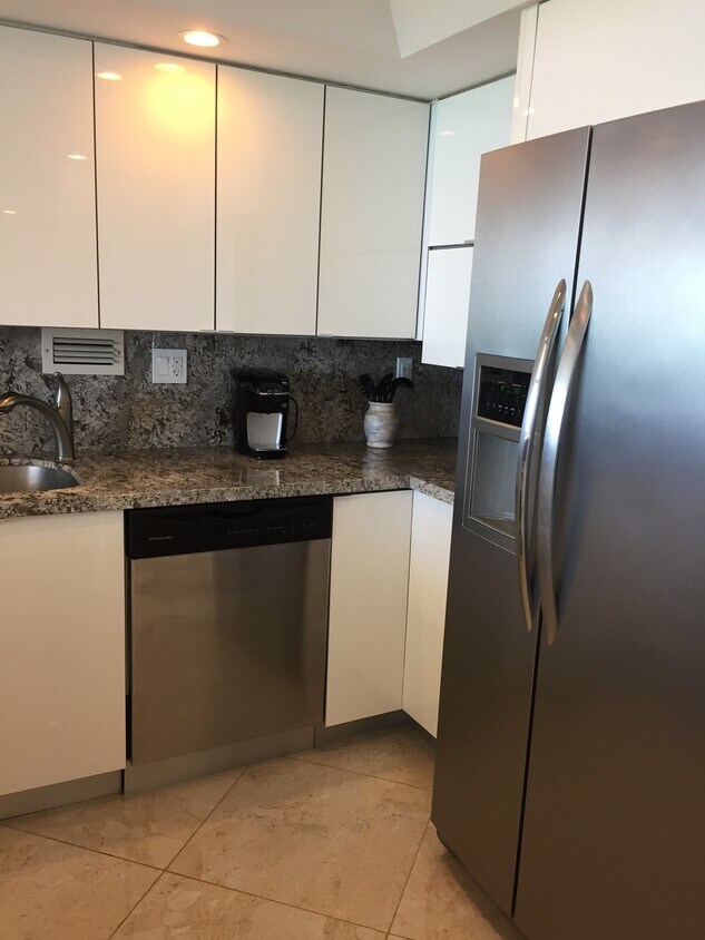 Foto principal - 3180 S Ocean Dr