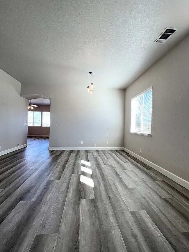 Foto del edificio - Stunning 4 bedroom 2 bathroom home in Linc...