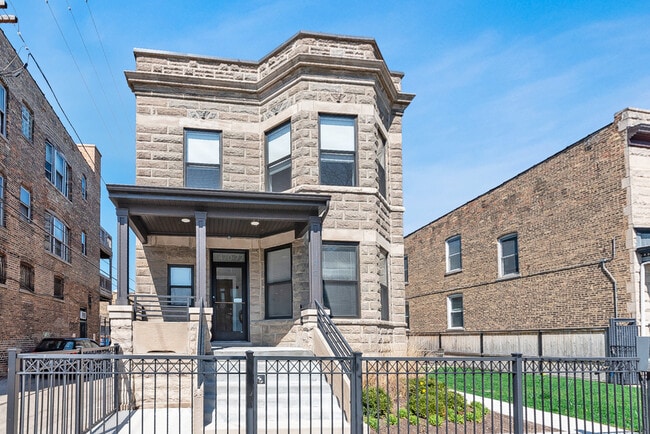 Building Photo - 1472 W Summerdale Ave