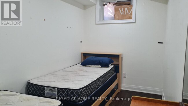 Photo du bâtiment - 10 Emmott Ave