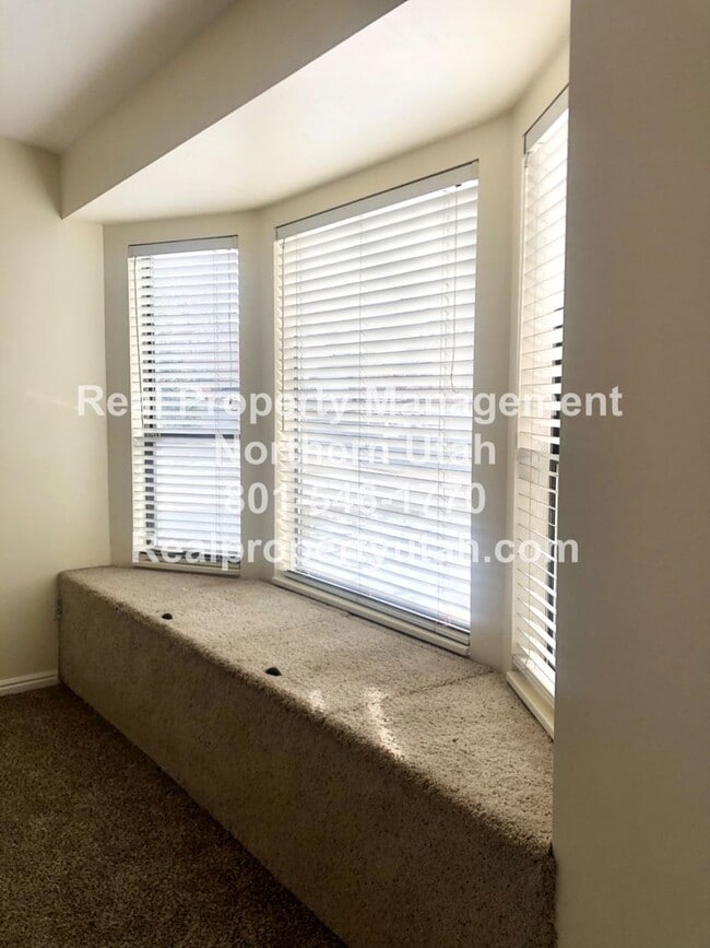 Building Photo - 4 Bedroom 2.5 Bathroom House In Layton Available!