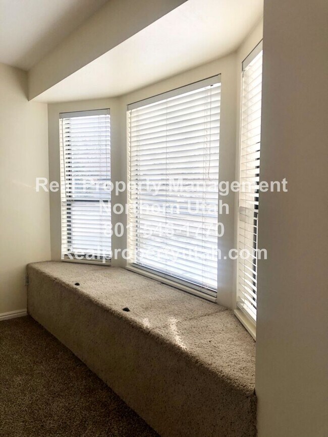 Foto del edificio - 4 Bedroom 2.5 Bathroom House In Layton
