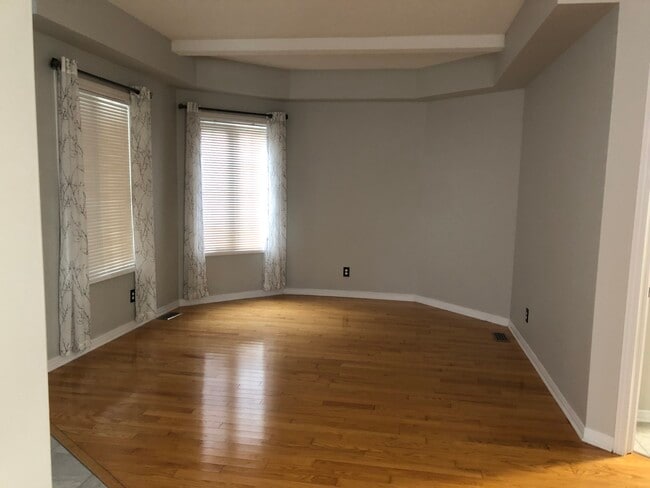 Building Photo - 456 Weston Cres