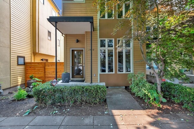 Building Photo - Stunning Townhome Style in NE Portland Lloyd Center District