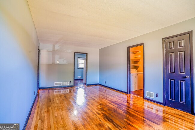 Foto del edificio - 2877 Whispering Hills Dr