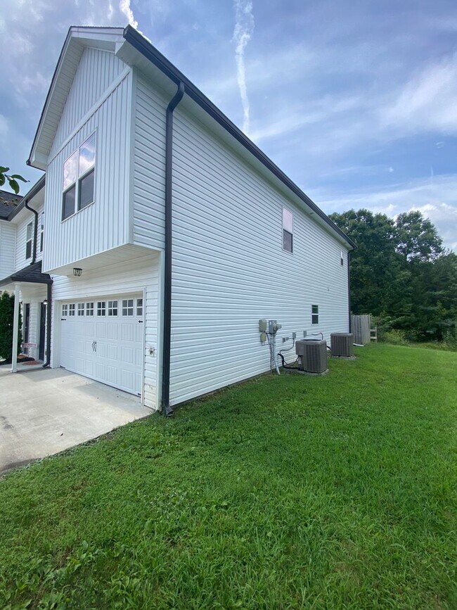 Building Photo - 8445 Brookmoor Ln