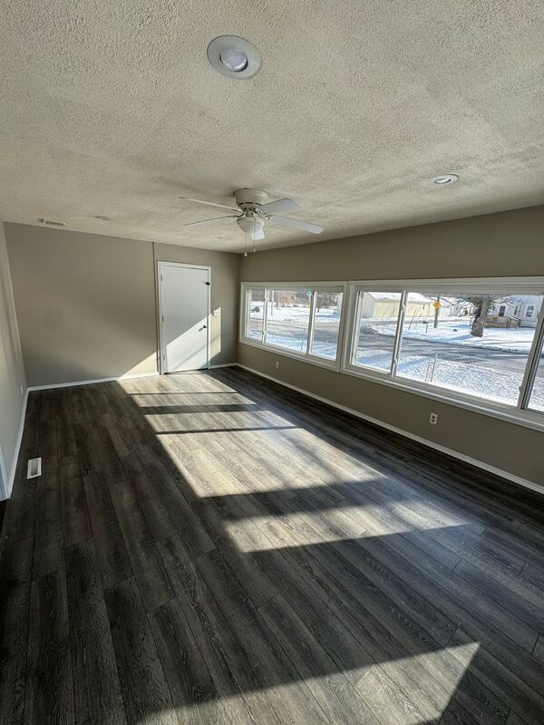 Foto del edificio - 555 S Airwood Ave