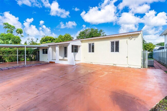 Foto del edificio - 701 Tamiami Canal Rd