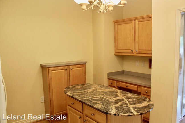 Building Photo - 2 br, 2.5 bath House - 1288 Laskin Road  U...