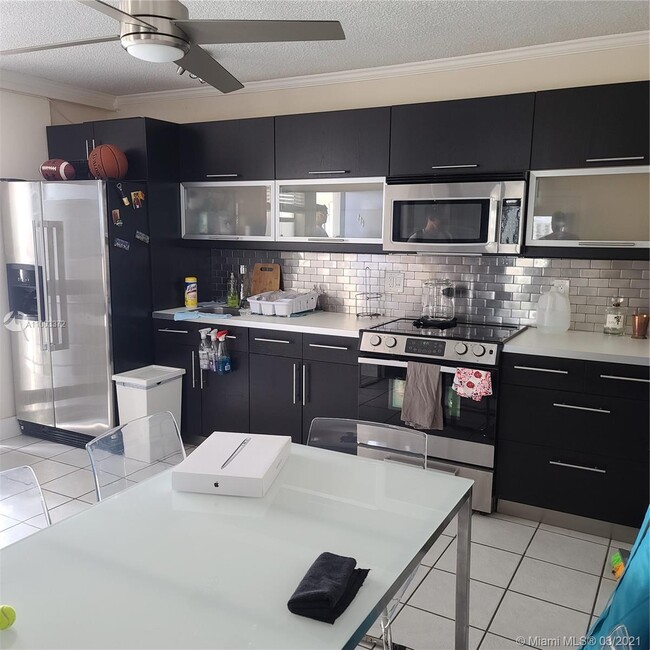 Building Photo - 1340 Lincoln Rd